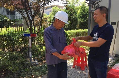 高温慰问一线工地员工