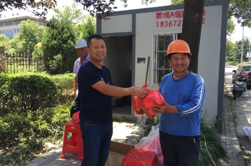 高温慰问一线工地员工