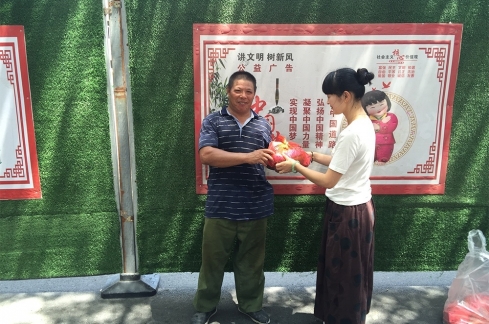 高温慰问一线工地员工