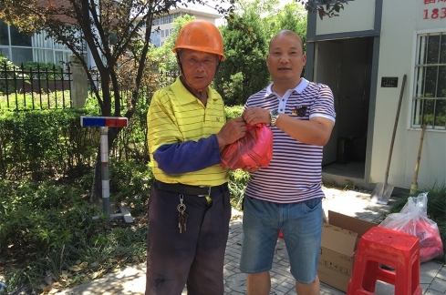 高温慰问一线工地员工