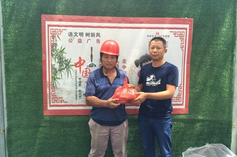 高温慰问一线工地员工