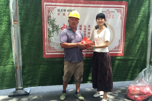 高温慰问一线工地员工