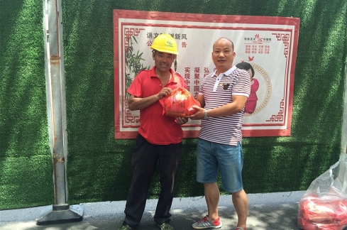 高温慰问一线工地员工