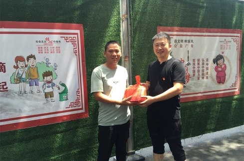 高温慰问一线工地员工