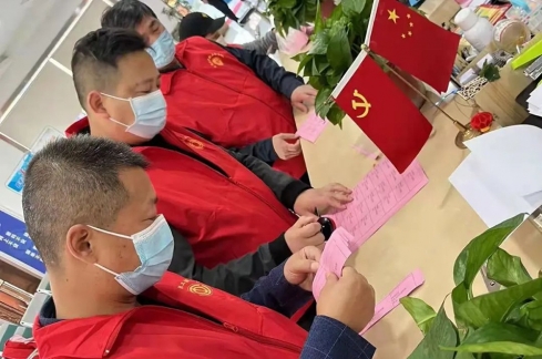 党员志愿者在平湖经开钟南社区开展志愿服务