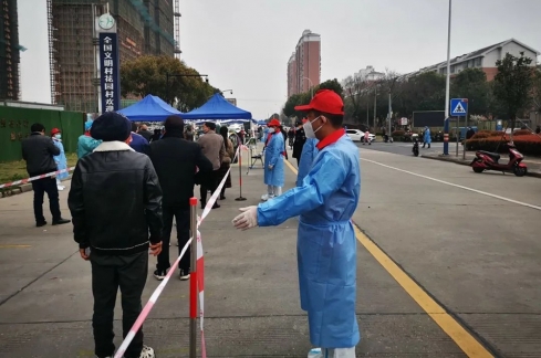 参加防疫检测点的志愿服务