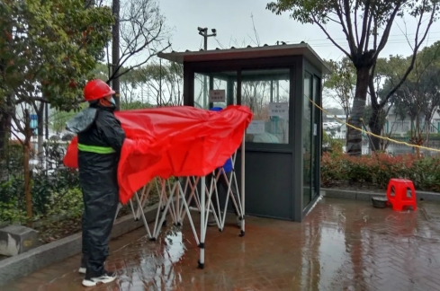 搭设黄码人员核酸采样点临时帐篷