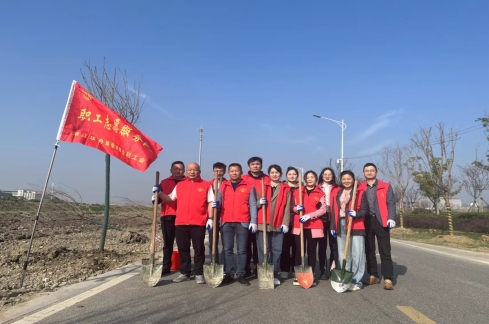 2022年10月16日，华舟建设组织全体党员集中观看中国共产党第二十次全国代表大会开幕会实况。