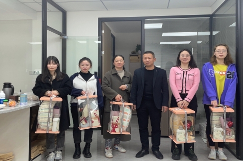 三八妇女节为女职工送上暖心礼物